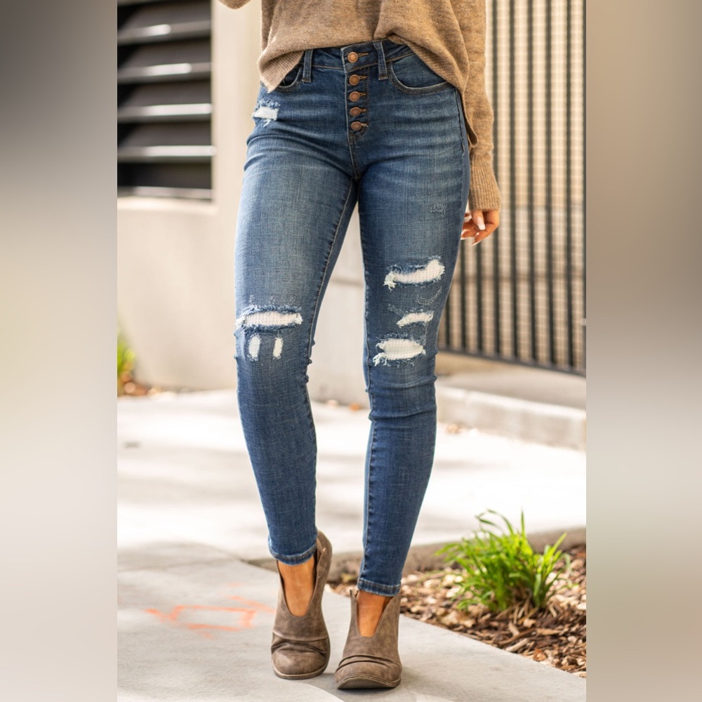 Judy Blue 18w. NWT THERMAL PATCH MID RISE BUTTON FLY SKINNY